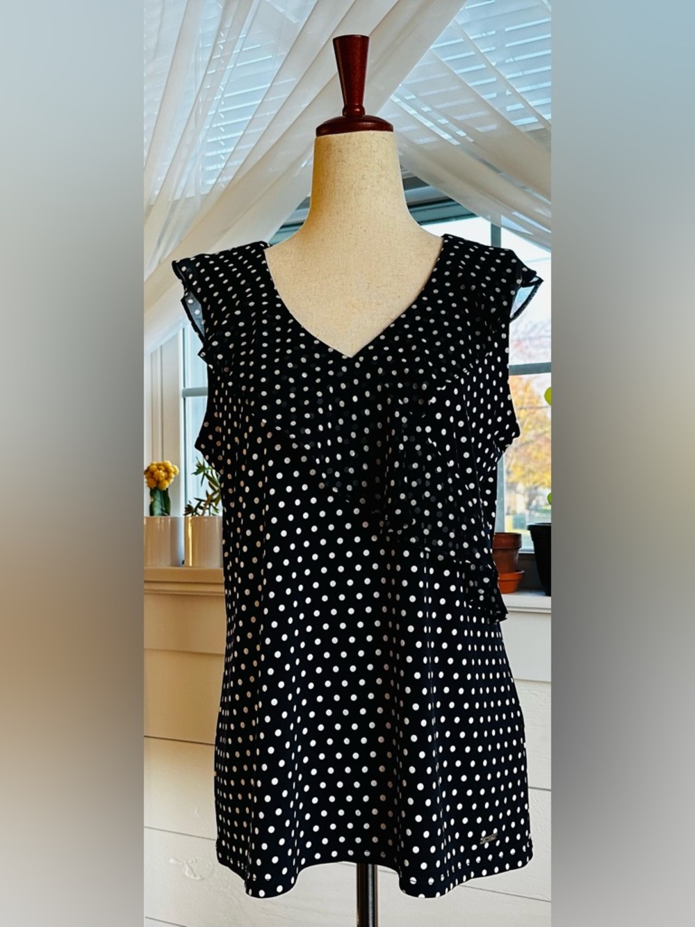 Calvin Klein Estates Navy Sleeveless V-Neck Ruffle Detail Knit Top.
Size: Small